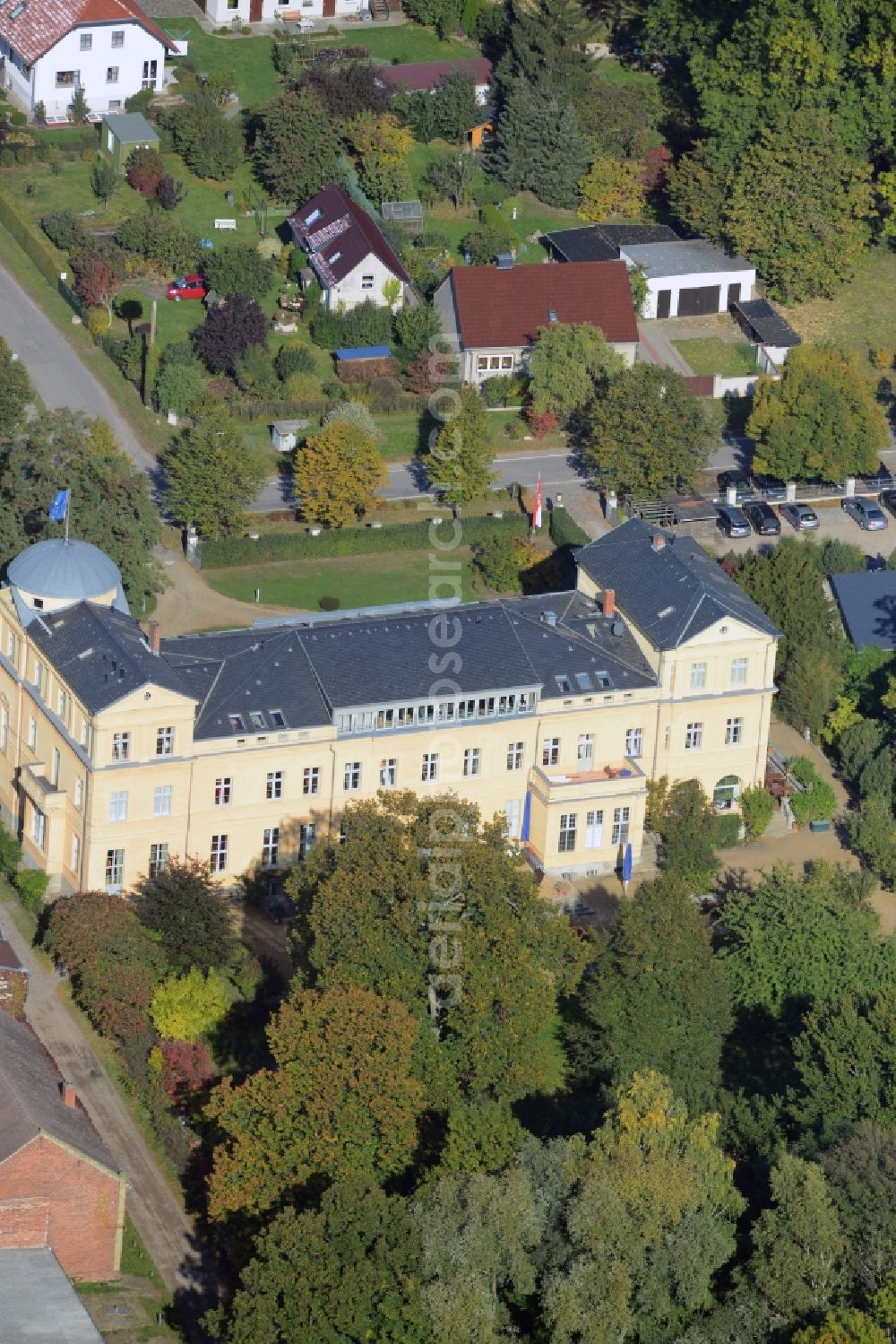 Kremmen from above - Building and Castle Park Castle Schloss Ziethen in Kremmen in the state Brandenburg