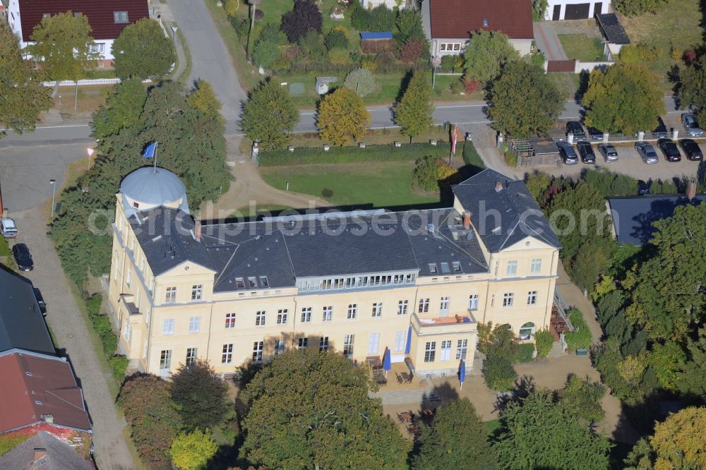 Kremmen from the bird's eye view: Building and Castle Park Castle Schloss Ziethen in Kremmen in the state Brandenburg