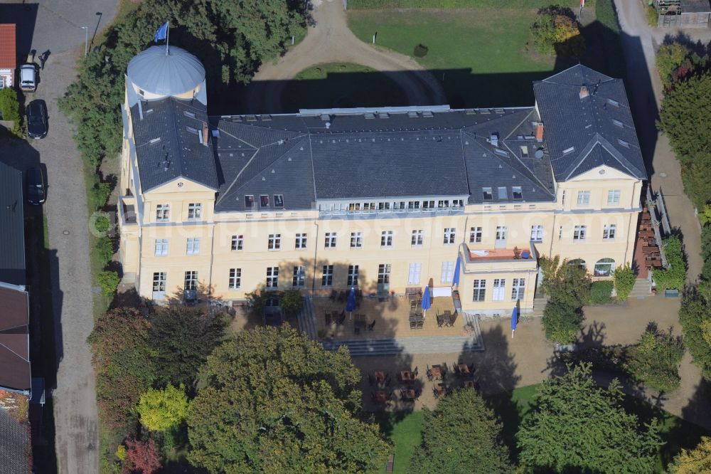 Aerial photograph Kremmen - Building and Castle Park Castle Schloss Ziethen in Kremmen in the state Brandenburg