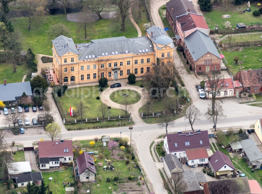 Aerial photograph Kremmen - Building and Castle Park Castle Schloss Ziethen in Kremmen in the state Brandenburg