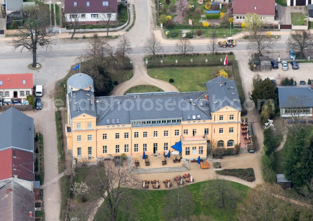 Kremmen from the bird's eye view: Building and Castle Park Castle Schloss Ziethen in Kremmen in the state Brandenburg