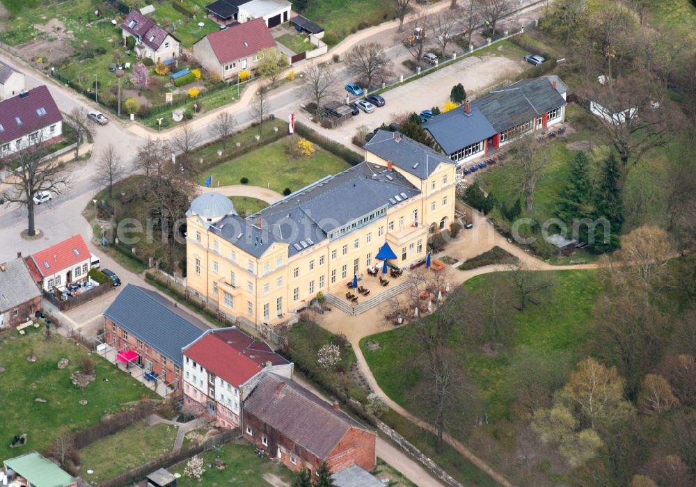 Aerial image Kremmen - Building and Castle Park Castle Schloss Ziethen in Kremmen in the state Brandenburg