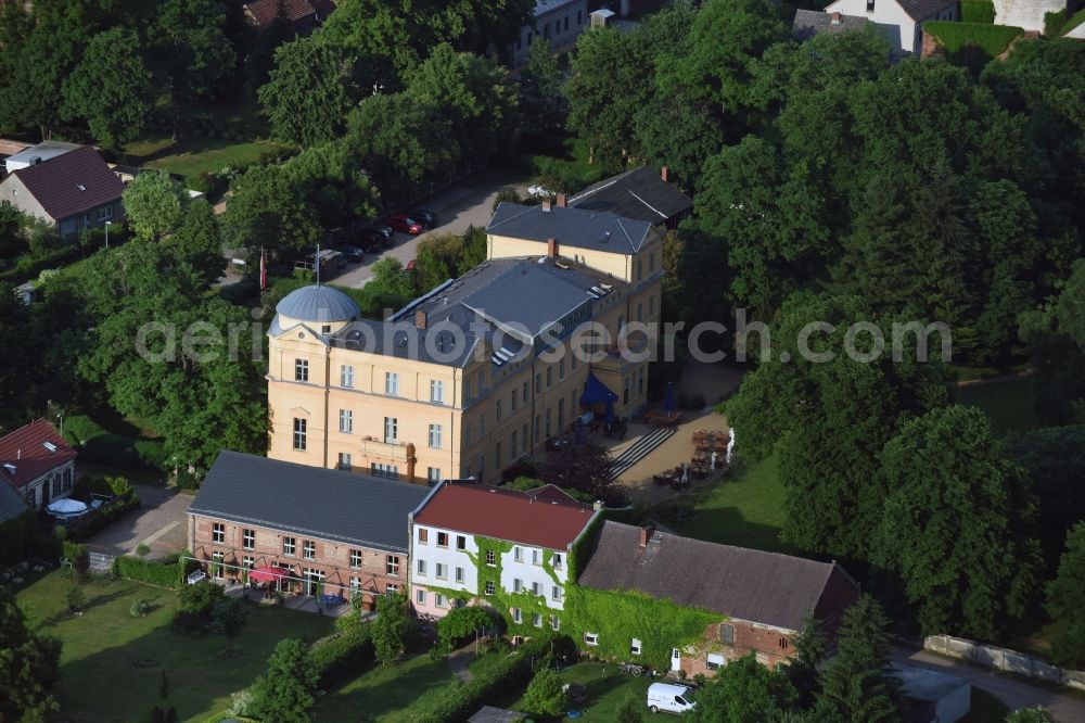 Kremmen from the bird's eye view: Building and Castle Park Castle Schloss Ziethen in Kremmen in the state Brandenburg