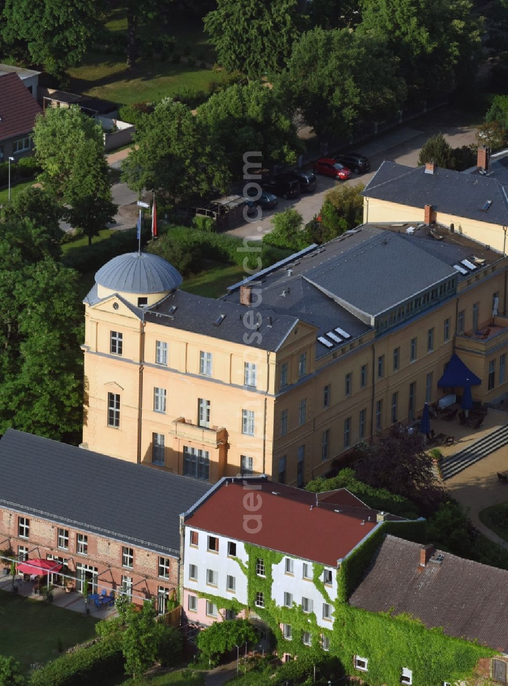 Aerial image Kremmen - Building and Castle Park Castle Schloss Ziethen in Kremmen in the state Brandenburg