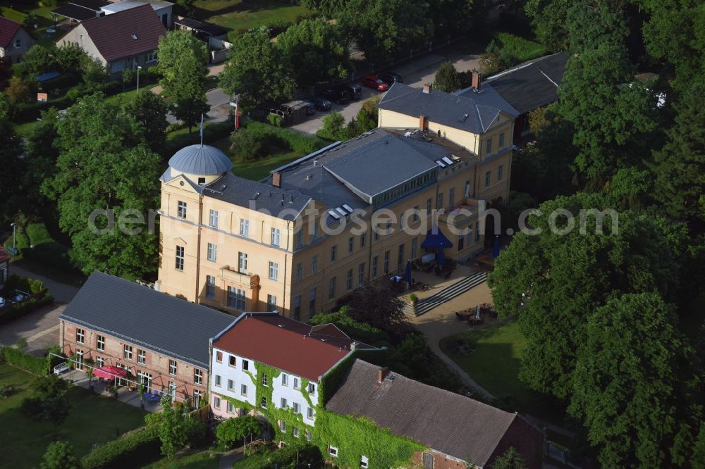 Aerial photograph Kremmen - Building and Castle Park Castle Schloss Ziethen in Kremmen in the state Brandenburg