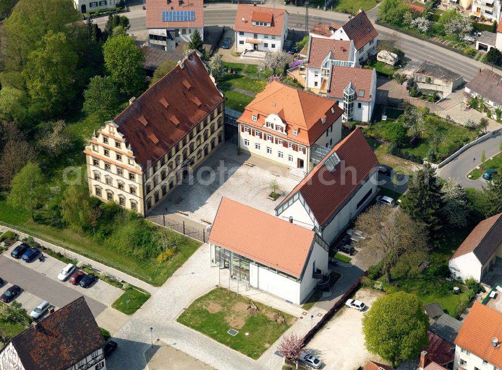 Ichenhausen from the bird's eye view: Buildings on Schlossplatz (castle square) in Ichenhausen in the state of Bavaria. The former Vogthaus with its half-timber upper floor and gabled roof as well as the former Lower Castle which is home to the school museum today. The square buildings are located in the West of Ichenhausen