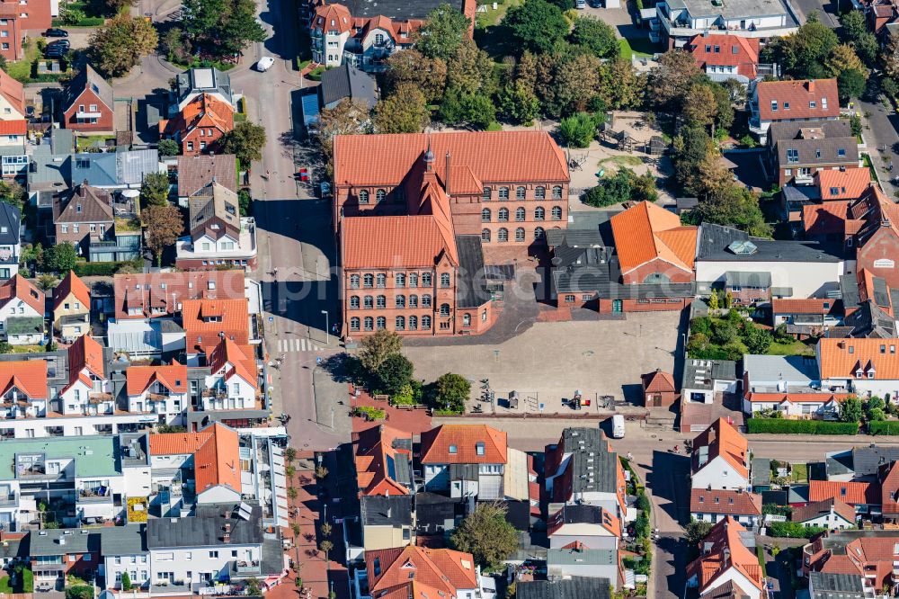 Norderney from above - Building and schoolyard of the primary school on Norderney in the state of Lower Saxony, Germany