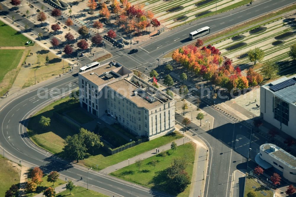 Aerial photograph Berlin - Building of the Swiss Embassy at the Otto-von-Bismarck-Allee on the southern edge of Berlin's Spree Park arch in the government district of Berlin