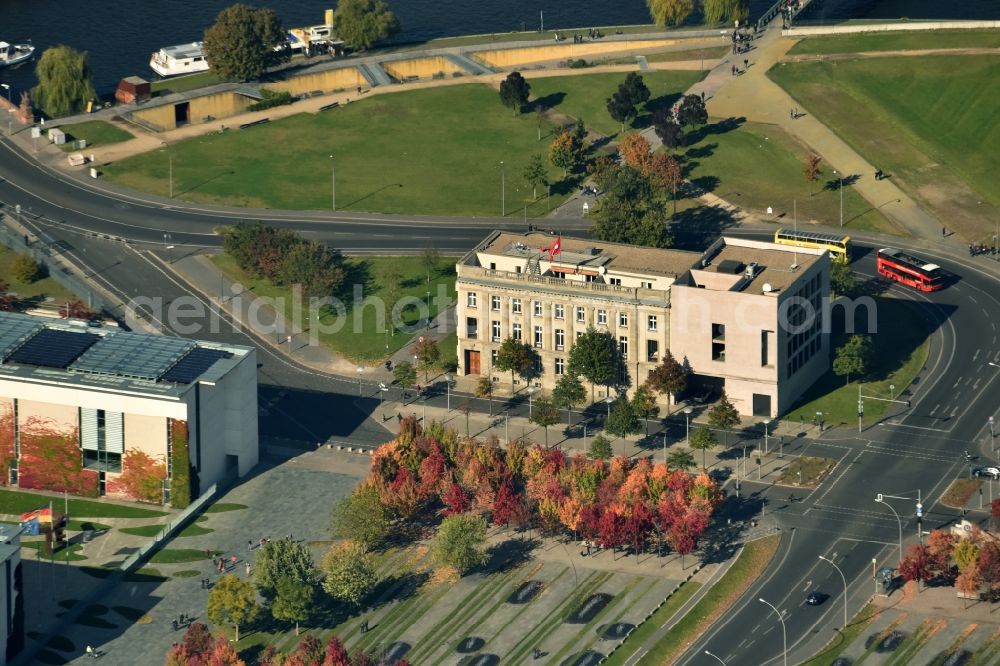 Aerial image Berlin - Building of the Swiss Embassy at the Otto-von-Bismarck-Allee on the southern edge of Berlin's Spree Park arch in the government district of Berlin