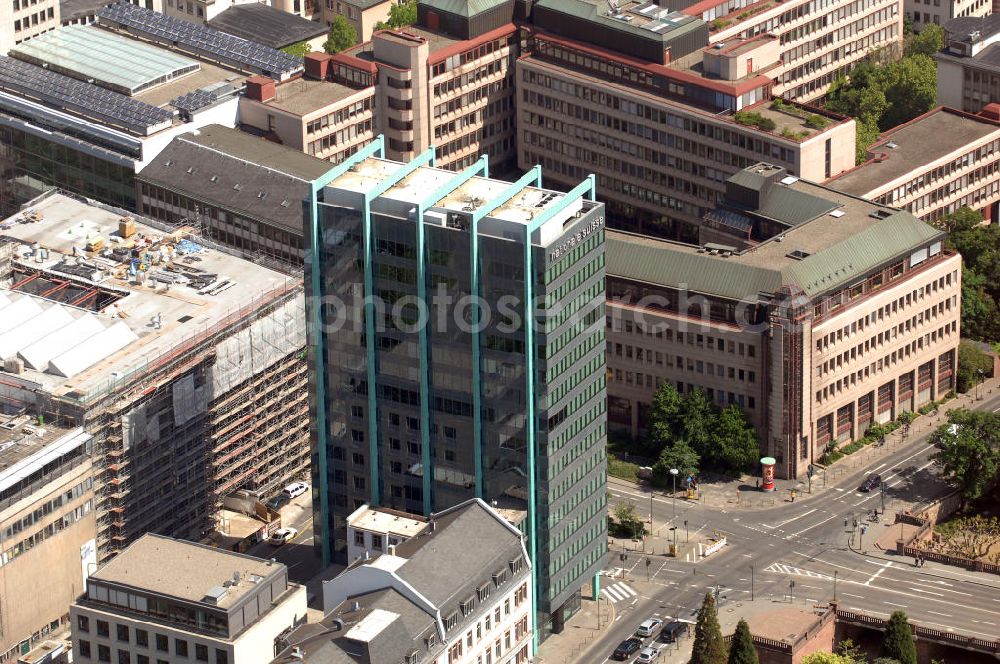 Frankfurt am Main from the bird's eye view: Blick auf das Gebäude der Schweizer-National am Untermainkai an der Untermainbrücke in Frankfurt. View of the building of the Swiss National on Untermainkai in Frankfurt.