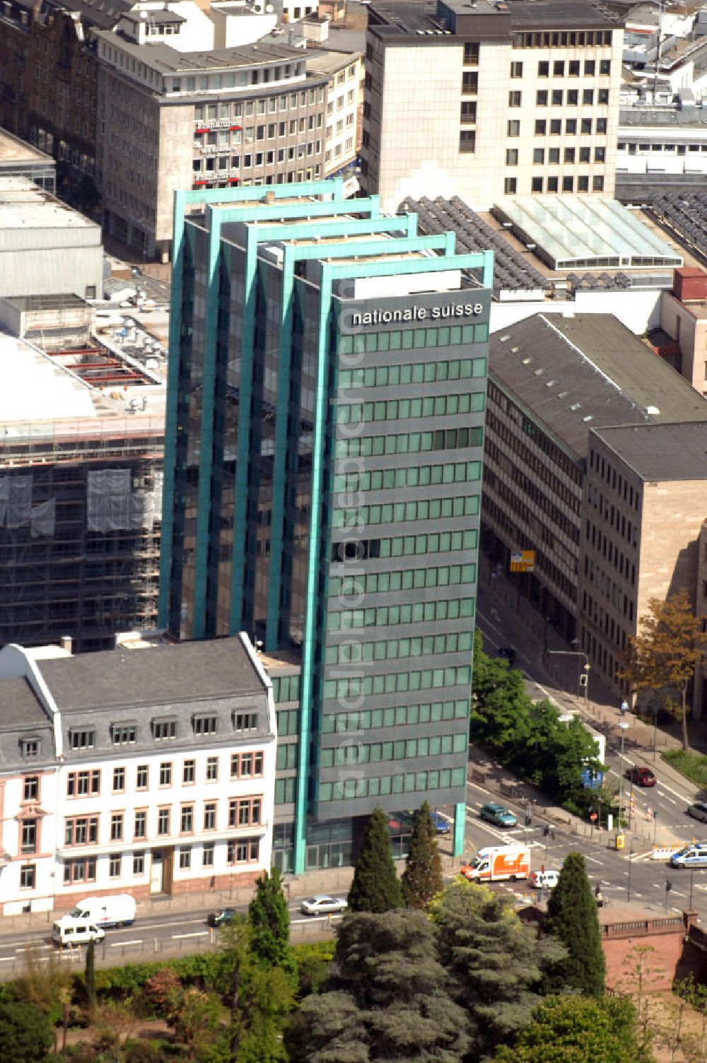 Aerial image Frankfurt am Main - Blick auf das Gebäude der Schweizer-National am Untermainkai an der Untermainbrücke in Frankfurt. View of the building of the Swiss National on Untermainkai in Frankfurt.