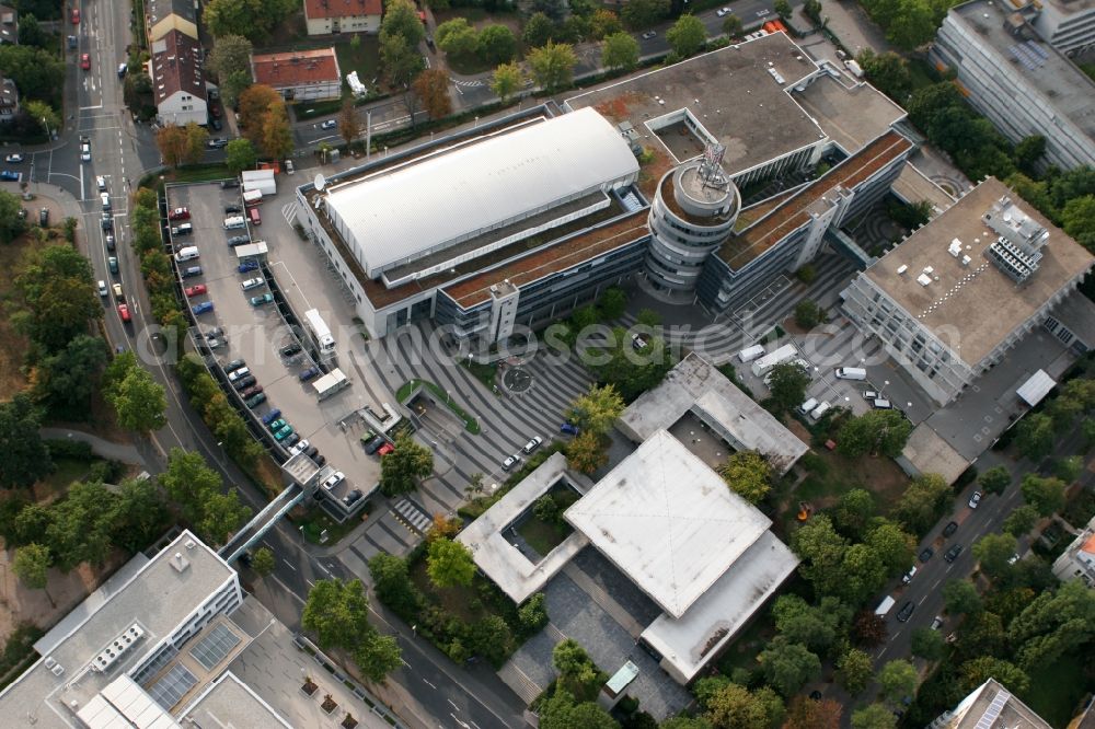 Mainz from the bird's eye view: Building of the South Western broadcasting station SWR in the Hartenberg-Muenchfeld district of Mainz in the state of Rhineland-Palatinate. The Northern district is home to several important buildings and institutions of Mainz - such as the stadium of Mainz 05, the state broadcasting house or the Binger Schlag area - and includes several residential areas and estates. The broadcasting complex consists of several levels and includes antennas on the roof