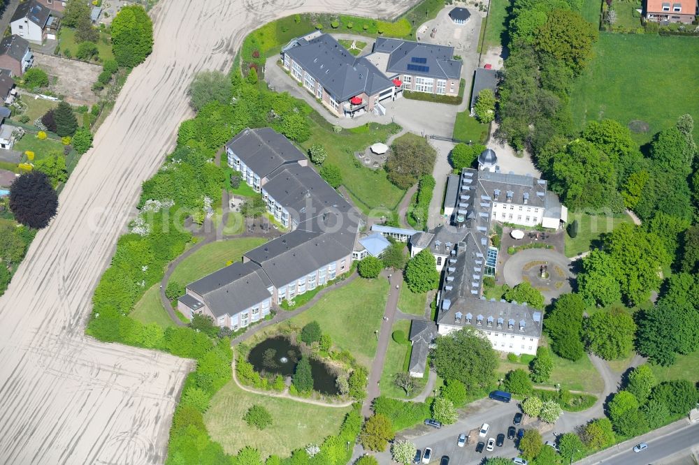 Aerial image Kleve - Building of the retirement center Seniorenhaus Burg Ranzow on Kirchweg in Kleve in the state North Rhine-Westphalia, Germany