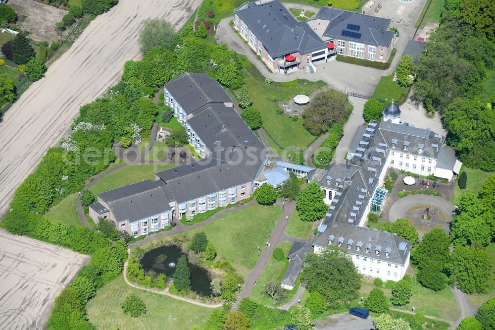 Aerial photograph Kleve - Building of the retirement center Seniorenhaus Burg Ranzow on Kirchweg in Kleve in the state North Rhine-Westphalia, Germany