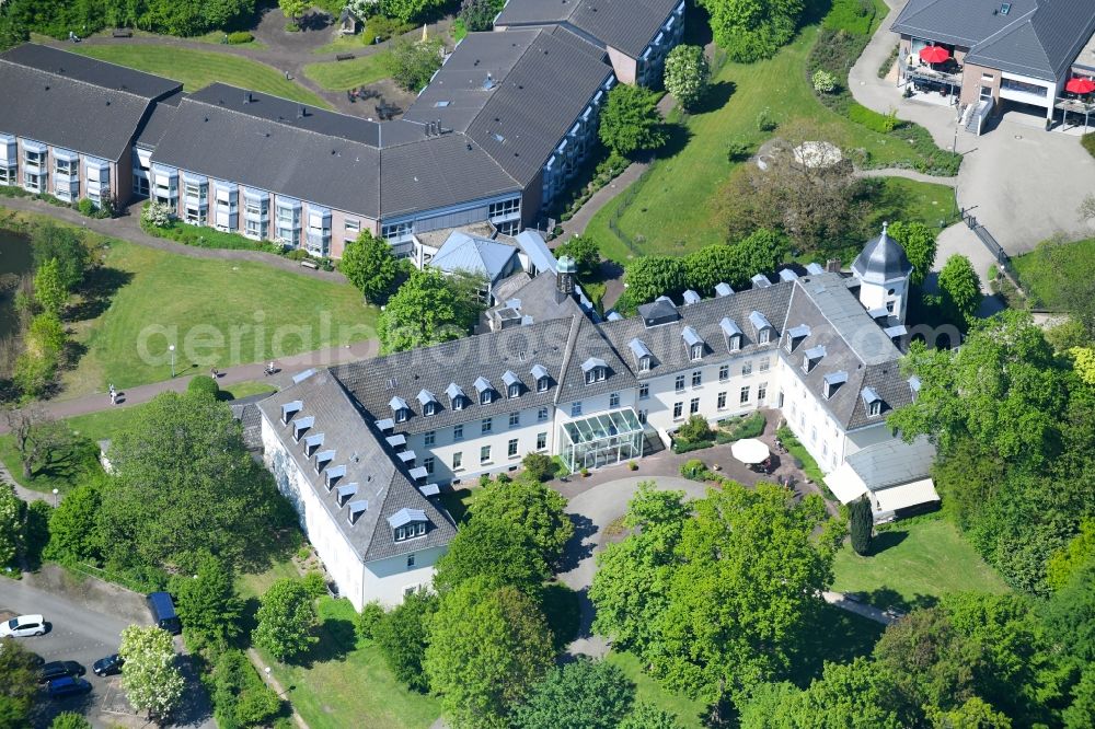 Kleve from the bird's eye view: Building of the retirement center Seniorenhaus Burg Ranzow on Kirchweg in Kleve in the state North Rhine-Westphalia, Germany