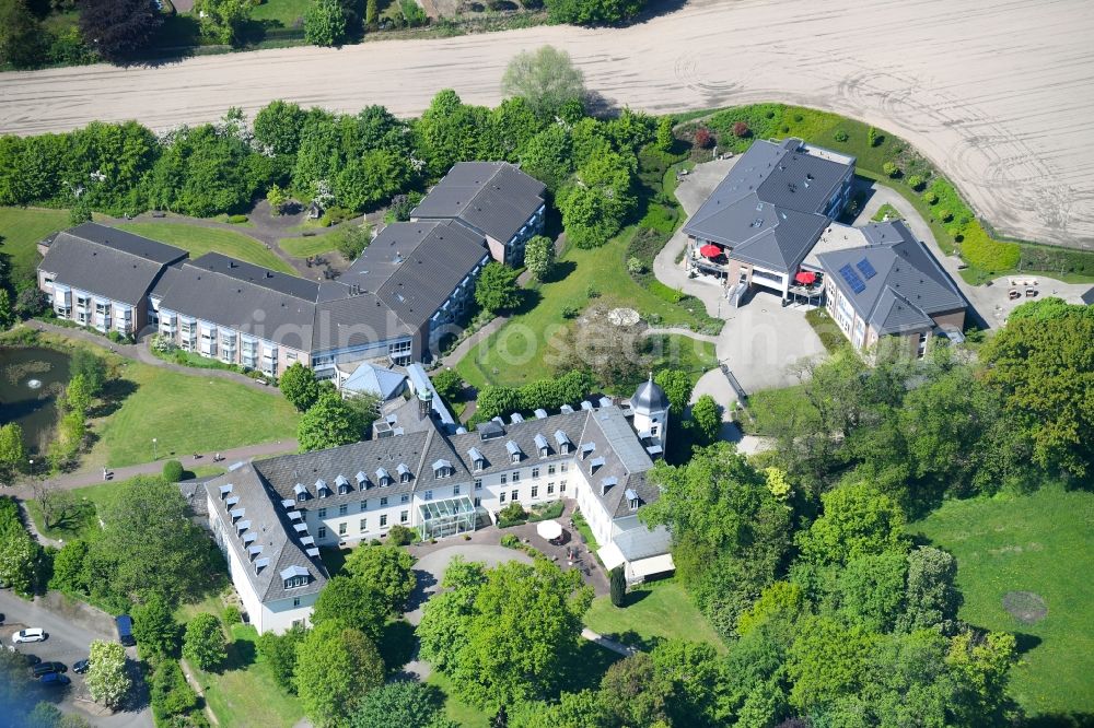 Aerial image Kleve - Building of the retirement center Seniorenhaus Burg Ranzow on Kirchweg in Kleve in the state North Rhine-Westphalia, Germany