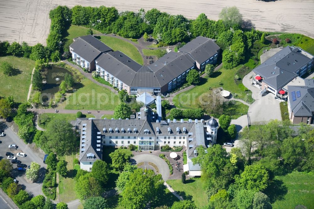 Aerial photograph Kleve - Building of the retirement center Seniorenhaus Burg Ranzow on Kirchweg in Kleve in the state North Rhine-Westphalia, Germany