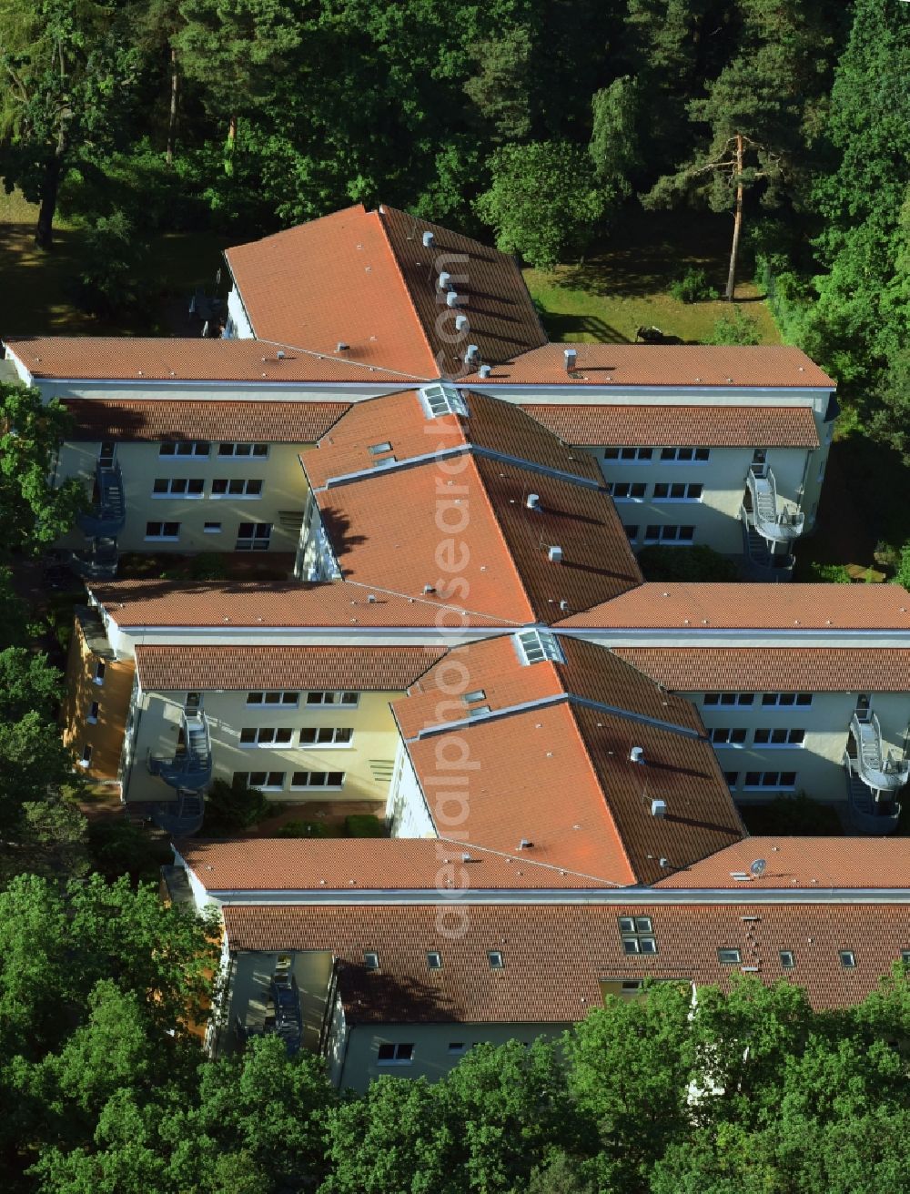 Aerial photograph Berlin - Building of the retirement center Alpenland Pflegeheime Berlin GmbH on Koepenicker Strasse in the district Marzahn-Hellersdorf in Berlin, Germany