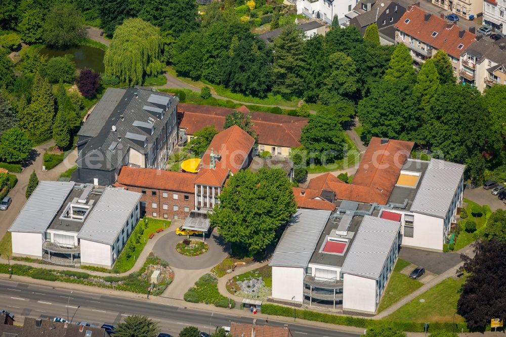 Aerial image Bochum - Building of the retirement center Caritas-Seniorenheim St. Elisabeth v. Thueringen on Berliner Strasse in the district Wattenscheid in Bochum in the state North Rhine-Westphalia, Germany