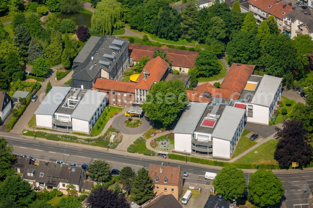 Aerial photograph Bochum - Building of the retirement center Caritas-Seniorenheim St. Elisabeth v. Thueringen on Berliner Strasse in the district Wattenscheid in Bochum in the state North Rhine-Westphalia, Germany