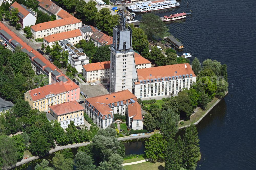 Potsdam from the bird's eye view: Building of the retirement center Seniorenresidenz Heilig-Geist-Park on Ufer of Havel on Burgstrasse in the district Innenstadt in Potsdam in the state Brandenburg, Germany