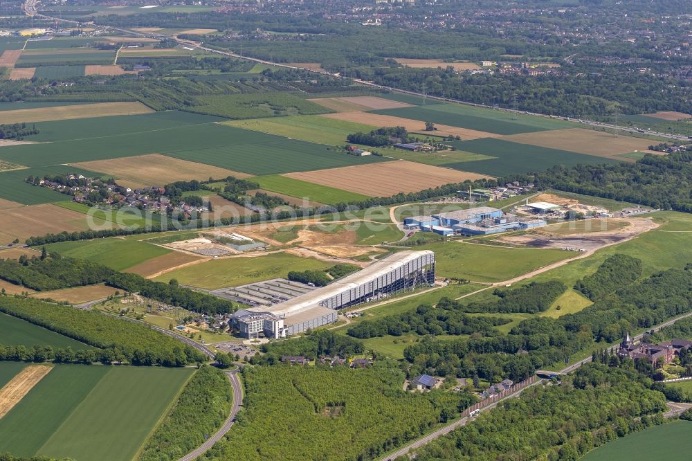 Aerial image Neuss - Hangar of the Allrounder Mountain Resort on the outskirts of the city Neuss in the state of North Rhine-Westphalia. To it belong several winter sports facilities, such as indoor ski slopes, a hotel and a climbing park