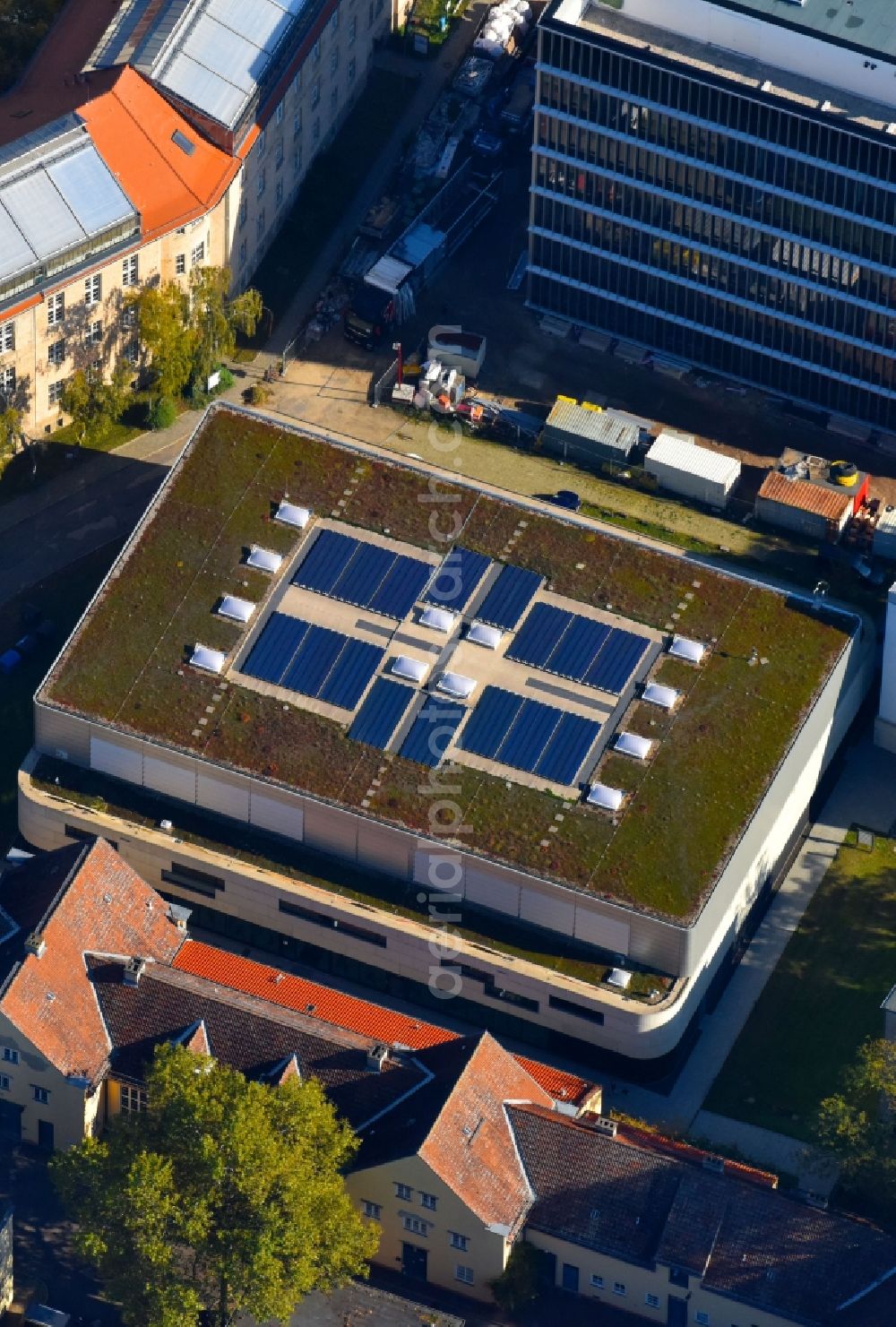 Berlin from the bird's eye view: Roof on the building of the sports hall Campusfit Mitte HU BERLIN on Hannoversche Strasse in the district Mitte in Berlin, Germany