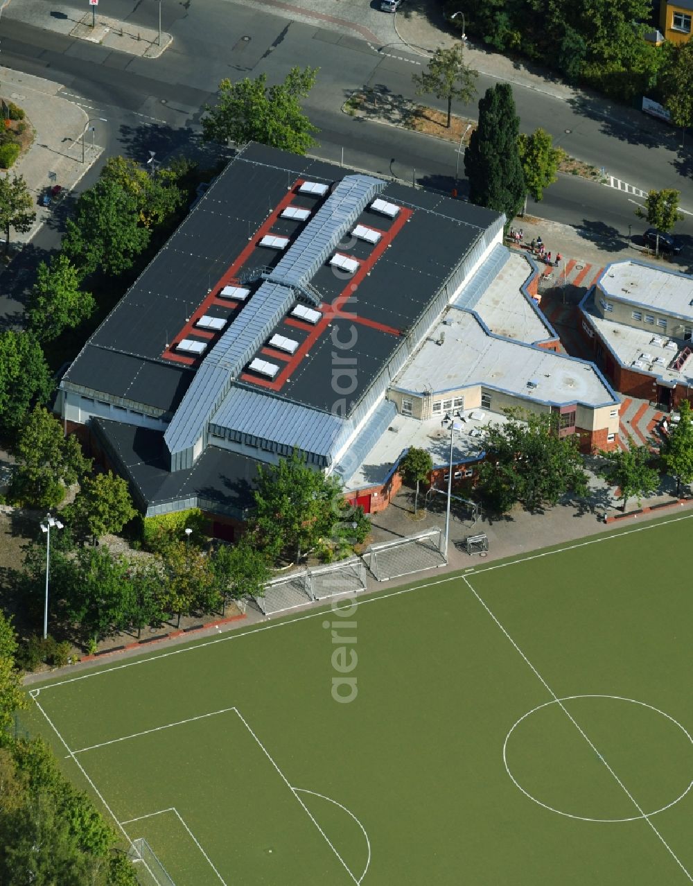 Aerial photograph Berlin - Roof on the building of the sports hall Carl Schumann Sporthalle on Osdorfer Strasse in the district Lichterfelde in Berlin, Germany