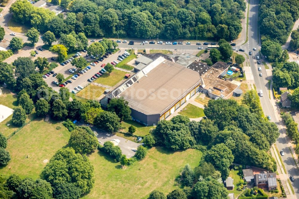 Dinslaken from the bird's eye view: Roof on the building of the sports hall Am Stadtbad in Dinslaken in the state North Rhine-Westphalia, Germany