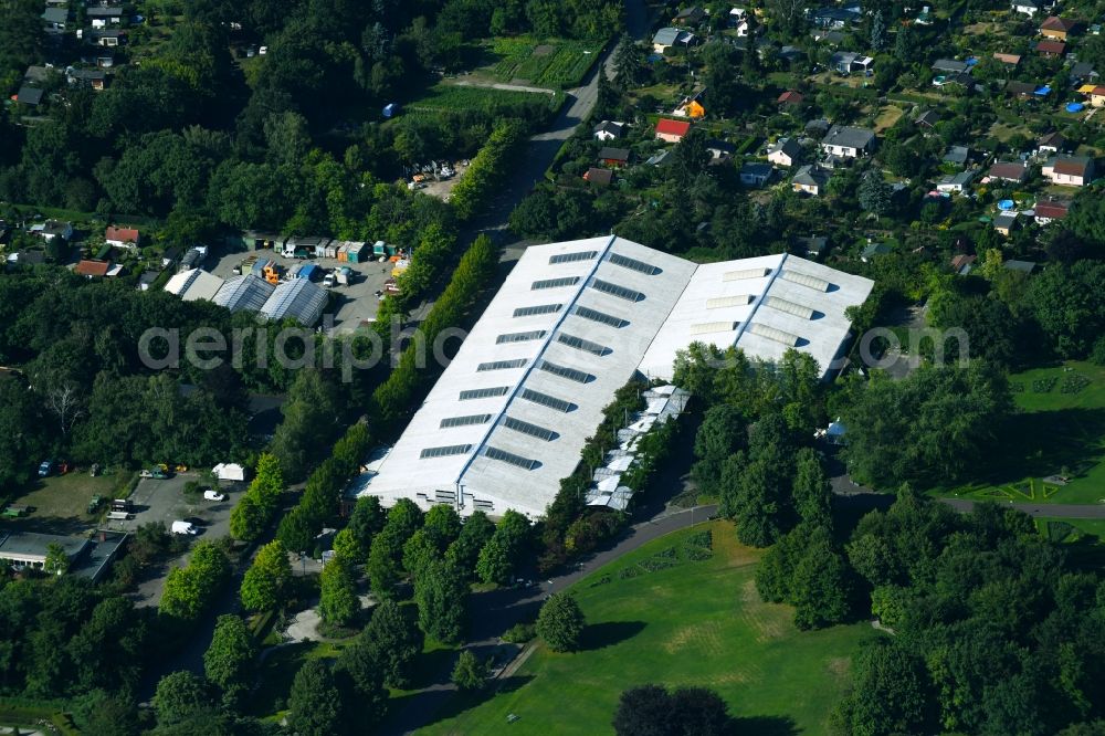 Berlin from above - Roof on the building of the sports hall of Fachvereinigung Tennis in Betriebssportverband Berlin e.V. in the district Neukoelln in Berlin, Germany