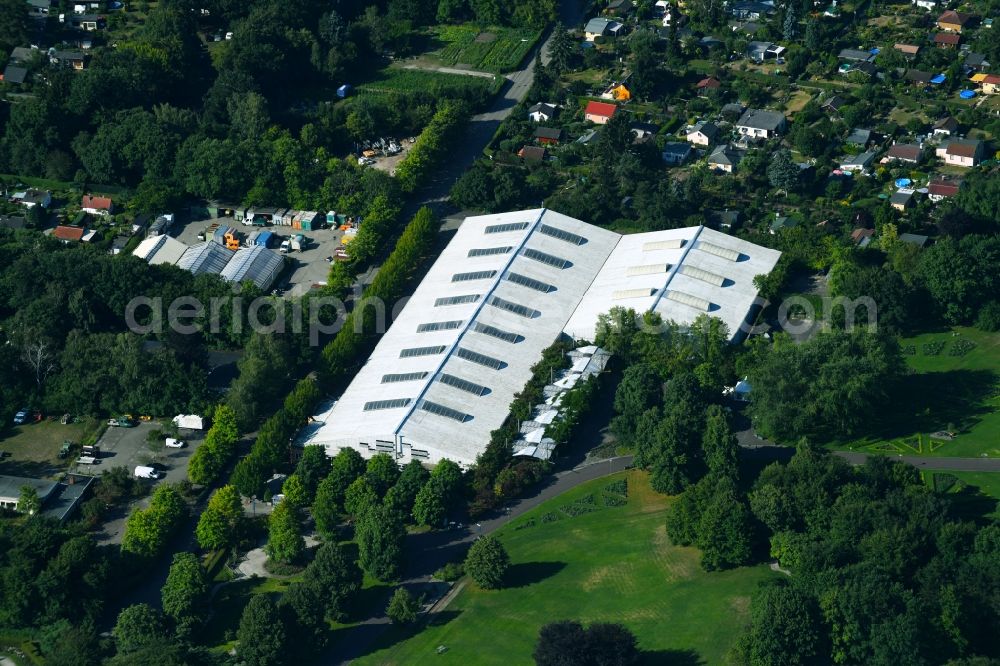 Berlin from the bird's eye view: Roof on the building of the sports hall of Fachvereinigung Tennis in Betriebssportverband Berlin e.V. in the district Neukoelln in Berlin, Germany