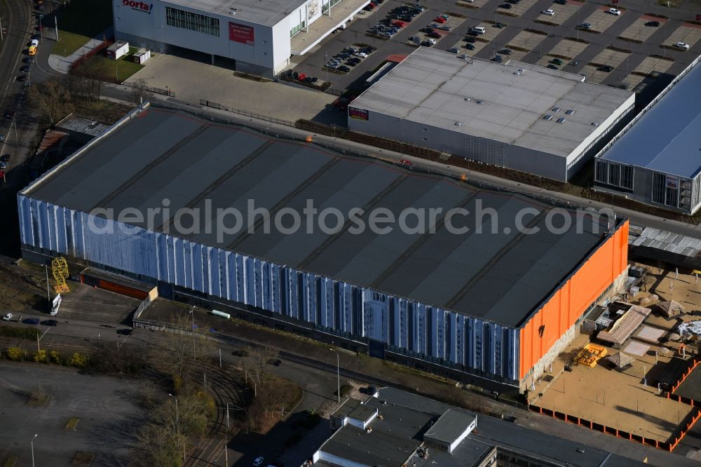 Leipzig from the bird's eye view: Roof on the building of the sports hall Soccerworld Deutschland GmbH on Curiestrasse in Leipzig in the state Saxony