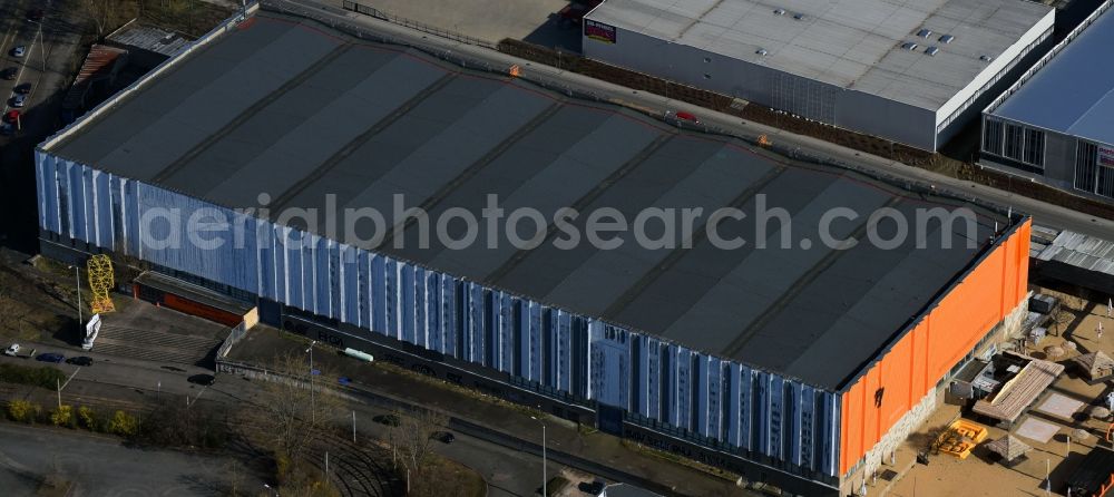 Aerial image Leipzig - Roof on the building of the sports hall Soccerworld Deutschland GmbH on Curiestrasse in Leipzig in the state Saxony