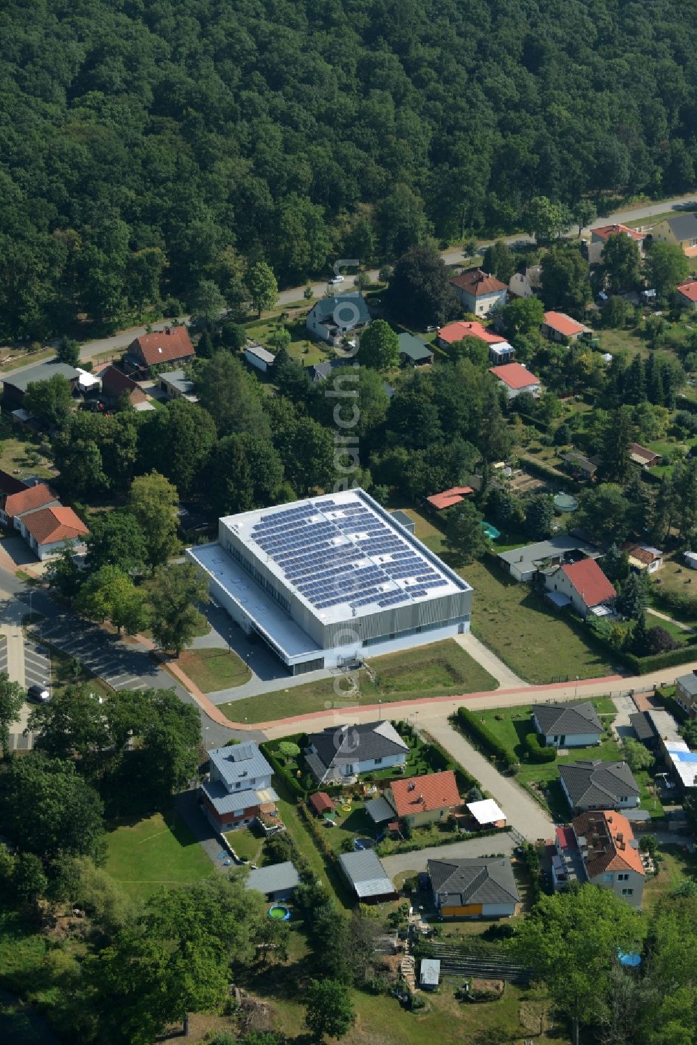 Aerial photograph Grünheide (Mark) - Building of the sports and multi-functional hall Mueggelspreehalle in the Hangelsberg part of Gruenheide (Mark) in the state of Brandenburg. The architectural distinct hall is used for sports events and is the home pitch of SG Hangelsberg 47 e.V