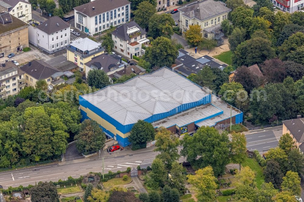 Hagen from the bird's eye view: Roof on the building of the sports hall Mittelstadt on the street Bergischer Ring in the district Hagen-Mitte in Hagen at Ruhrgebiet in the state North Rhine-Westphalia, Germany