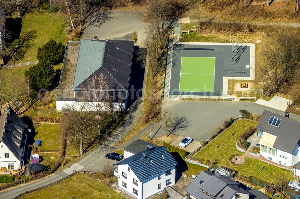 Ostwig from the bird's eye view: Roof on the building of the sports hall and playground of the Anne-Frank-Schule in the Mallinckrodtstrasse in Ostwig at Sauerland in the state North Rhine-Westphalia, Germany