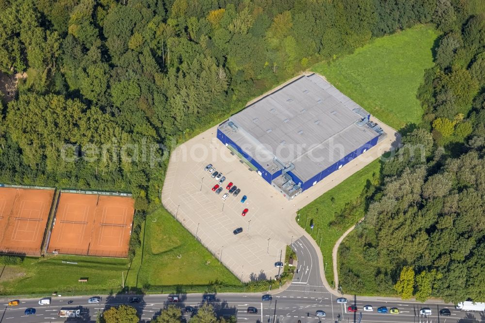 Schwelm from the bird's eye view: Roof on the building of the sports hall of Stadtsportverband e.V., Schwelm in Schwelm in the state North Rhine-Westphalia, Germany