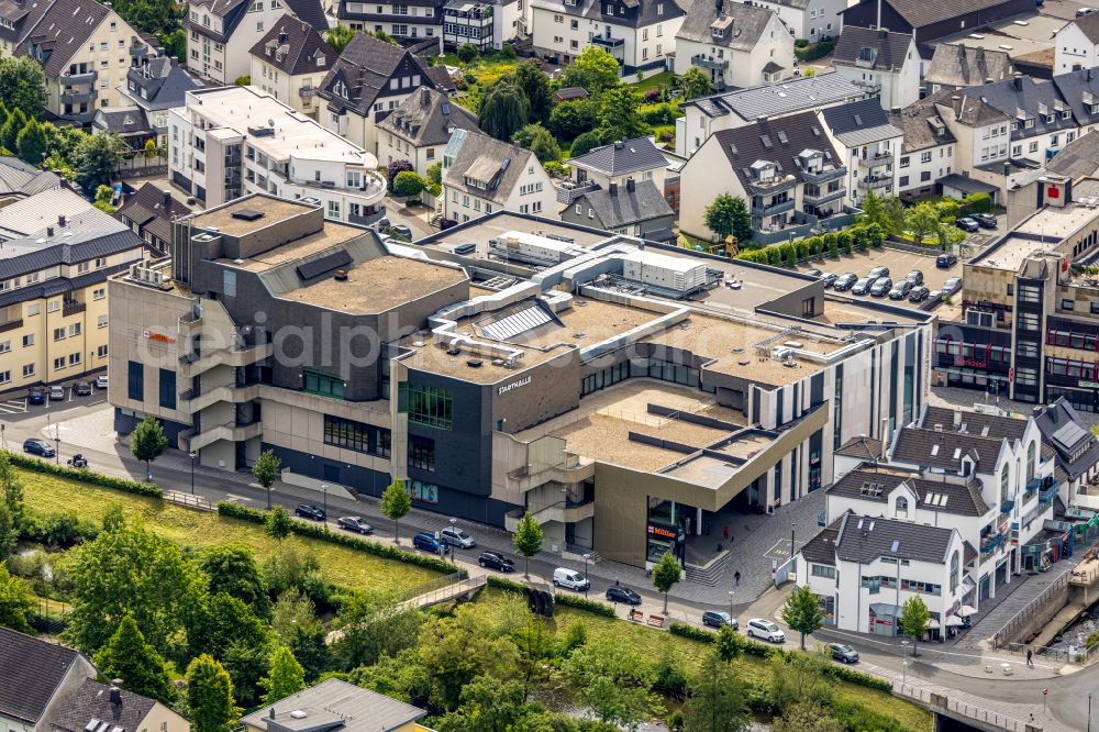 Aerial image Meschede - Building of the Stadthalle and the shopping center around Henne Ruhr Markt on place Winziger Platz in Meschede in the Sauerland in the state North Rhine-Westphalia, Germany