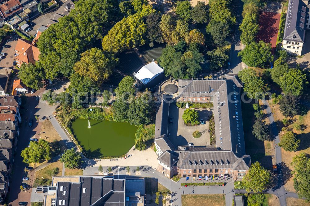 Aerial photograph Dinslaken - Town Hall building of the city administration on place Platz D'Agen in the district Ruhr Metropolitan Area in Dinslaken in the state North Rhine-Westphalia