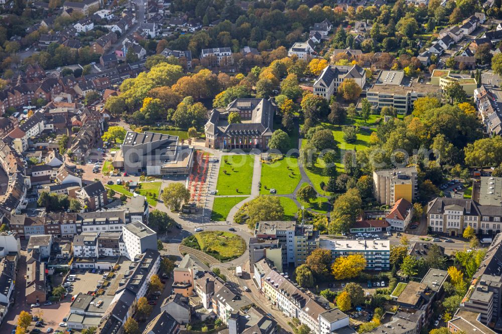 Dinslaken from above - Town Hall building of the city administration on place Platz D'Agen in the district Ruhr Metropolitan Area in Dinslaken in the state North Rhine-Westphalia