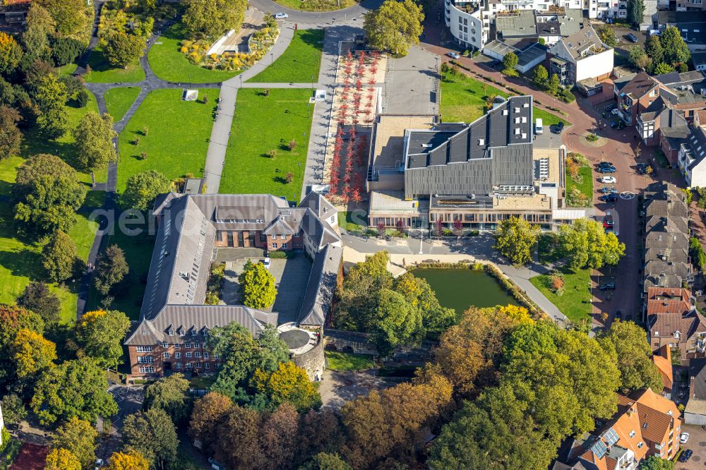 Dinslaken from above - Town Hall building of the city administration on place Platz D'Agen in the district Ruhr Metropolitan Area in Dinslaken in the state North Rhine-Westphalia