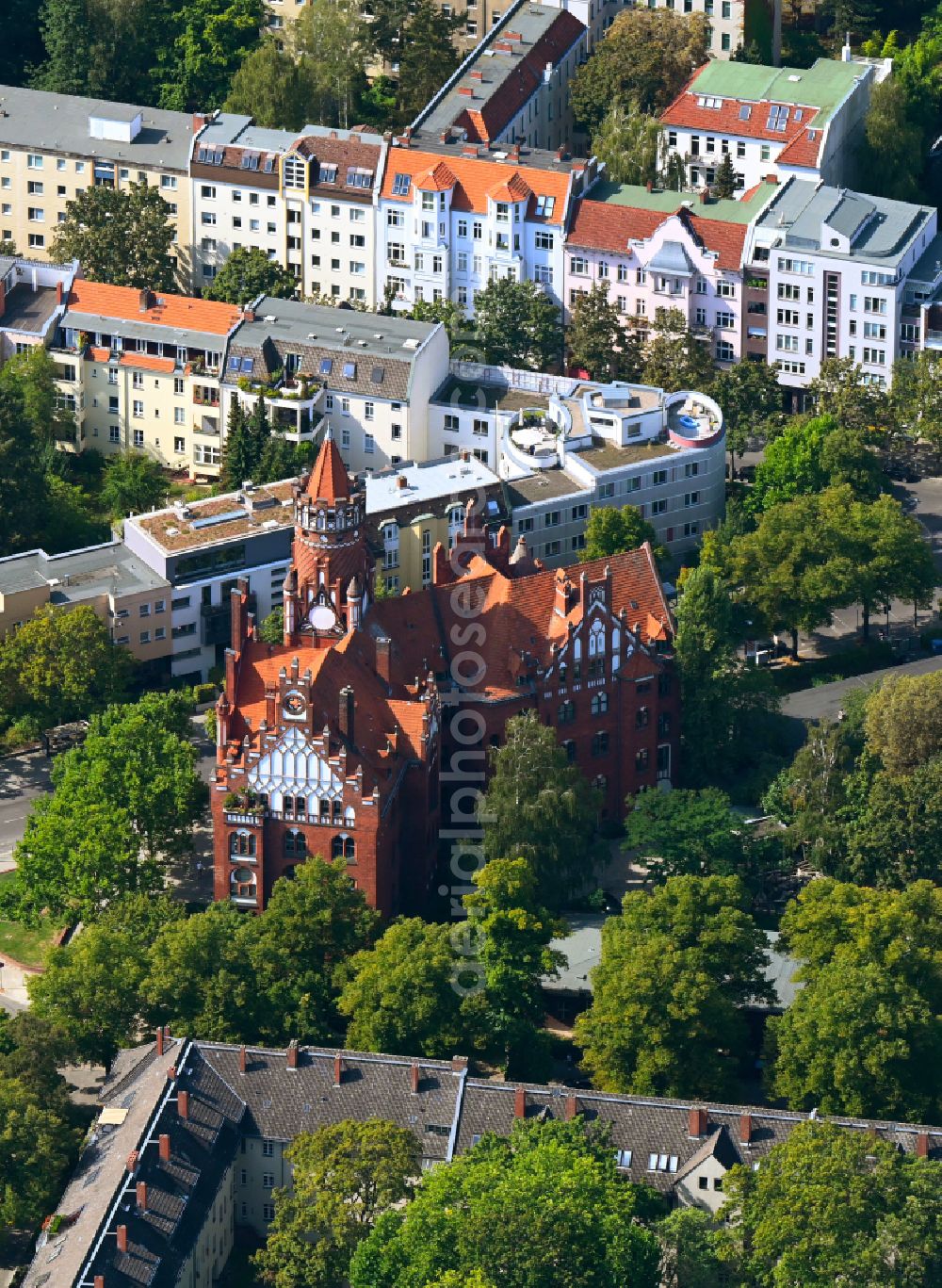 Berlin from the bird's eye view: Town Hall building of the city administration on place Berkaer Platz in the district Schmargendorf in Berlin, Germany