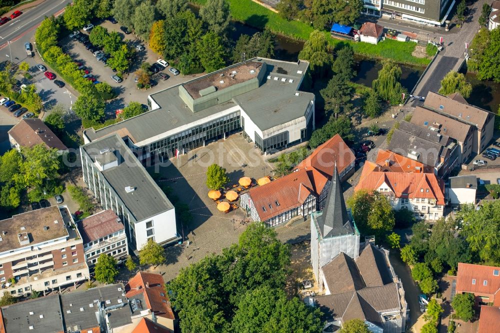 Bünde from the bird's eye view: Town Hall building of the city administration infornt of the restaurante Toro Blanco in Buende in the state North Rhine-Westphalia