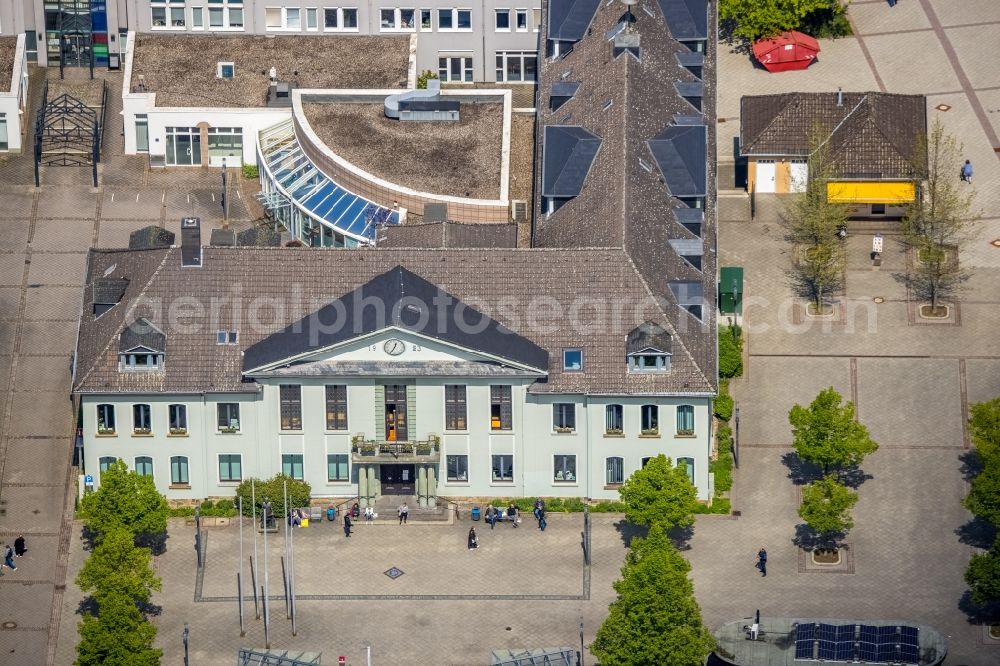 Heiligenhaus from the bird's eye view: Town Hall building of the city administration in Heiligenhaus at Ruhrgebiet in the state North Rhine-Westphalia