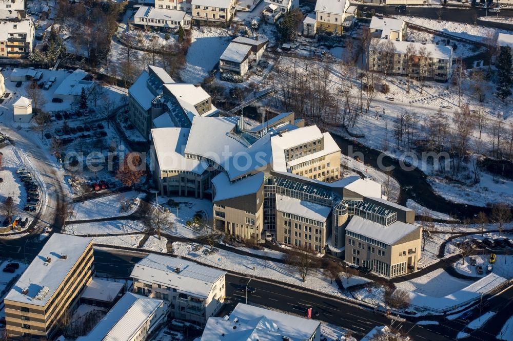 Aerial photograph Meschede - Winterly snowy town hall building of the Hochsauerlandkreis besides the road Remblinghausener Strasse in Meschede in the state North Rhine-Westphalia