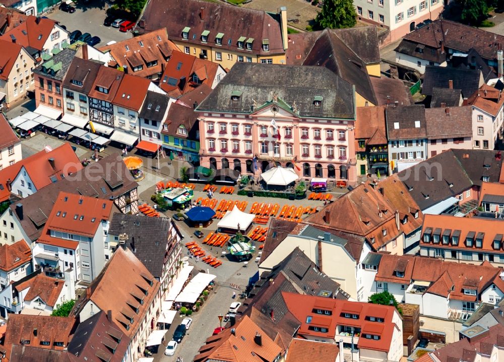 Aerial photograph Gengenbach - Town Hall building of the City Council at the market downtown in Gengenbach in the state Baden-Wurttemberg, Germany