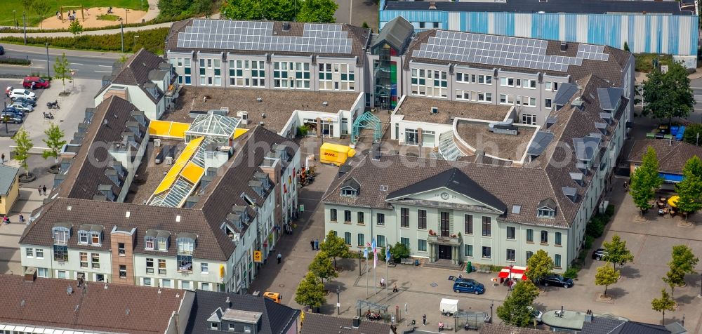 Aerial photograph Heiligenhaus - Town Hall building of the City Council at the market downtown in Heiligenhaus in the state North Rhine-Westphalia