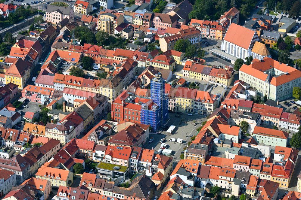 Aerial photograph Kamenz - Town Hall building of the City Council at the market downtown in Kamenz in the state Saxony, Germany