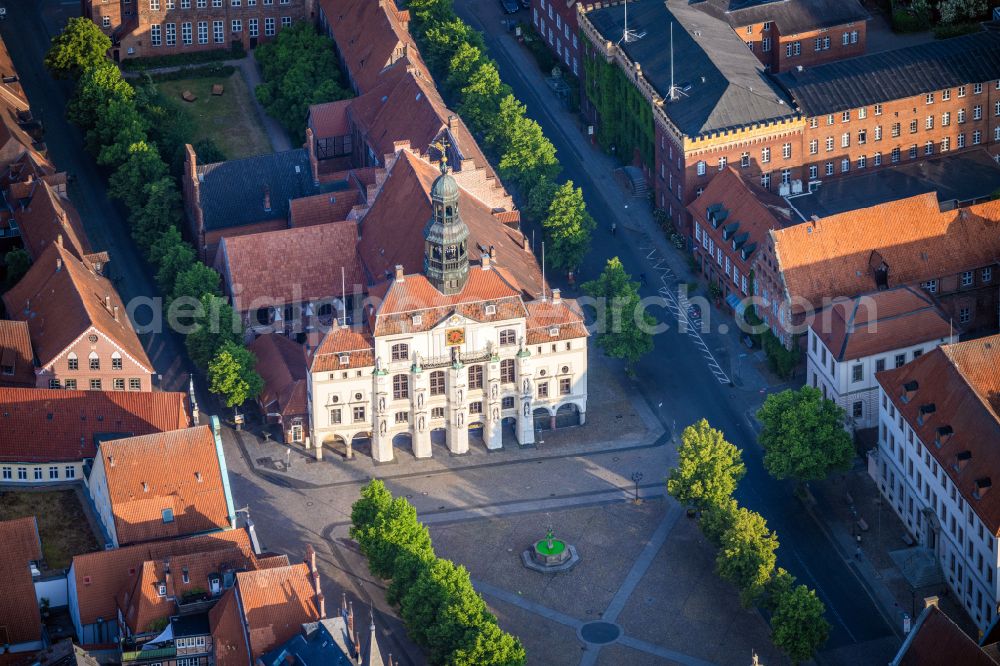 Lüneburg from the bird's eye view: Town Hall building of the City Council at the market downtown in Lueneburg in the state Lower Saxony, Germany