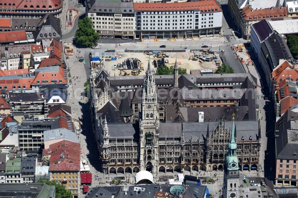 Aerial photograph München - Town Hall building of the City Council at the market downtown on place Marienplatz in the district Altstadt in Munich in the state Bavaria, Germany